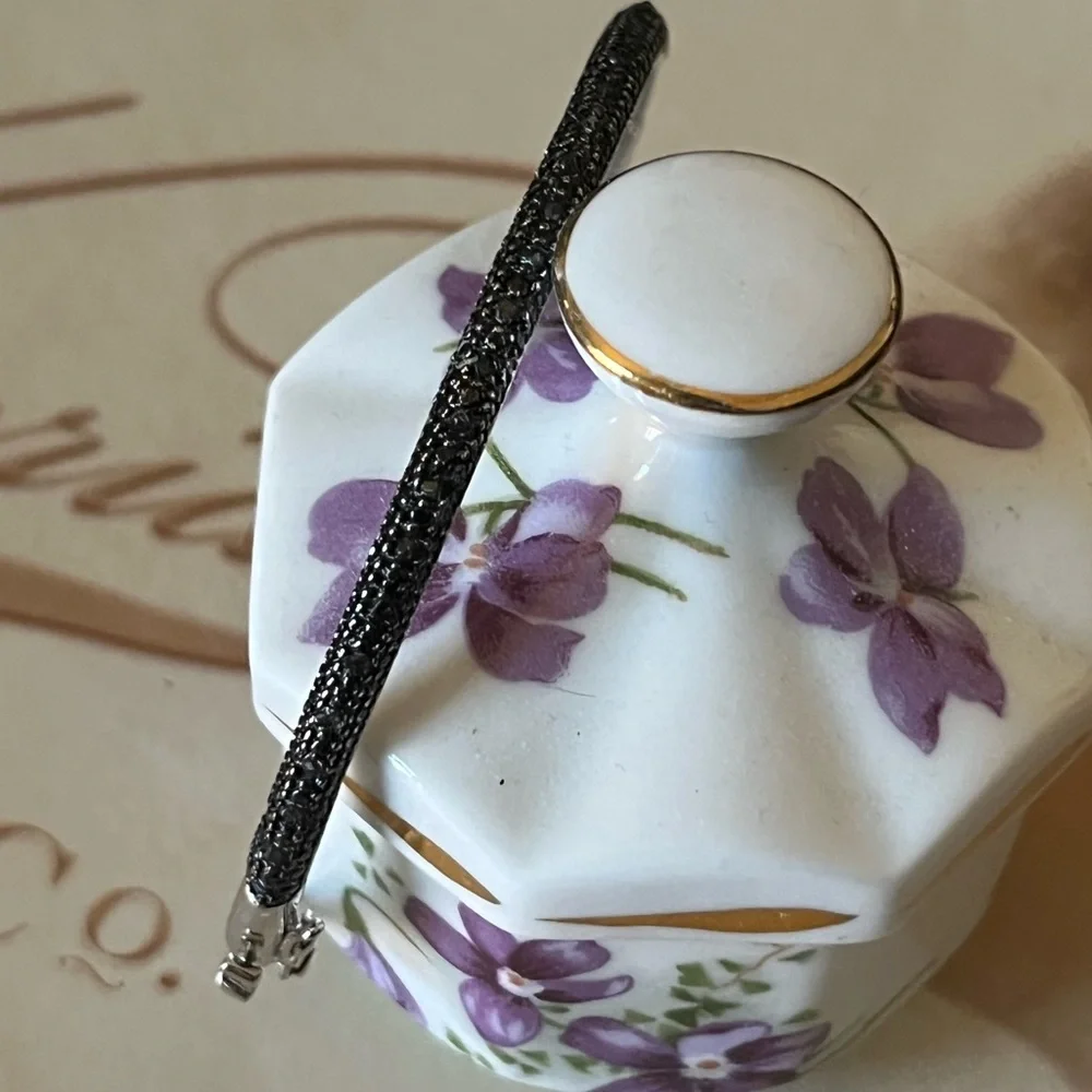 Elegant Black and Silver Bangle Bracelet
Victorian Townsend, Sterling Silver. - Picture 4 of 6